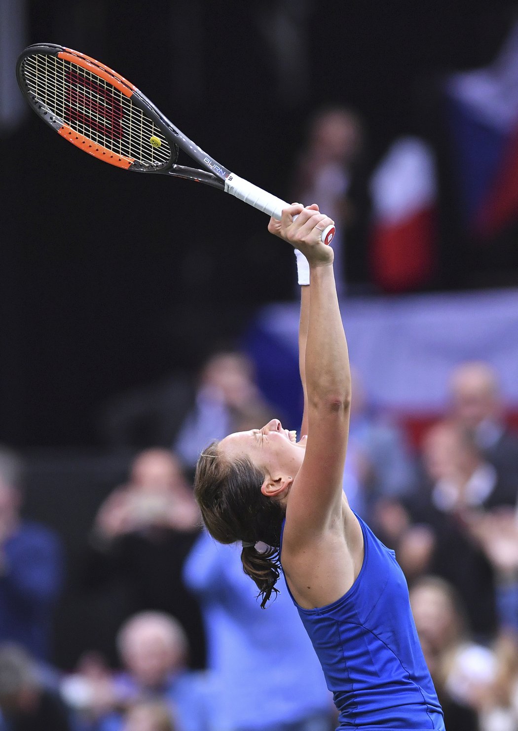 Barbora Strýcová se raduje ze svého vydřeného triumfu v zápase se Sofií Keninovou