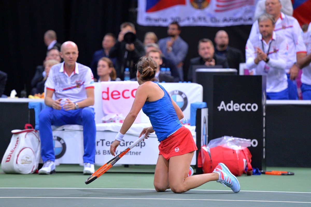 Naštvaná Barbora Strýcová se skládá v zemi v prvním duelu fedcupového finále