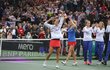 Barbora Strýcová a hrdinka Kateřina Siniaková se radují po fedcupovém triumfu nad USA