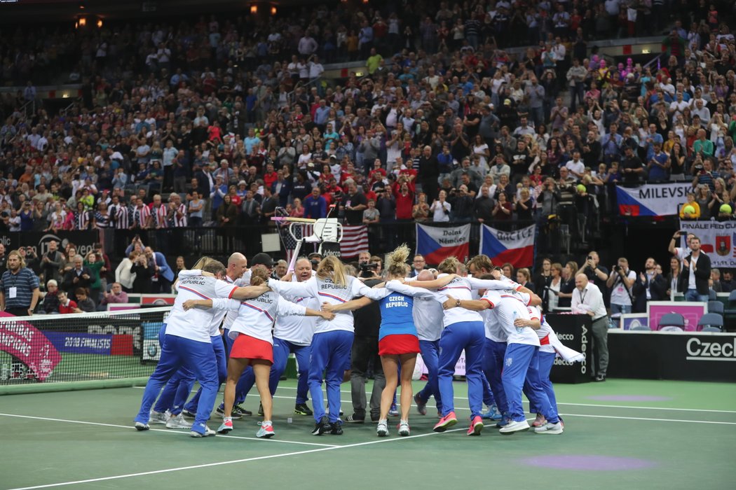 Vítězné kolečko českého fedcupového týmu po vydřené výhře Kateřiny Siniakové