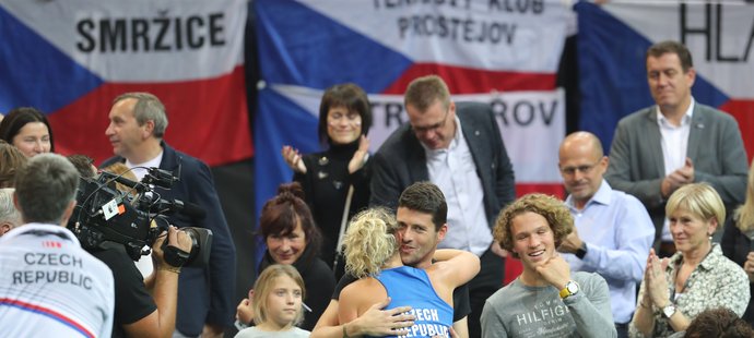 Kateřina Siniaková se objímá se svým přítelem po sobotní výhře ve finále Fed Cupu