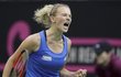 Kateřina Siniaková se raduje v zápase se Sofií Keninovou ve finále Fed Cupu