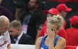Kateřina Siniaková se drží za hlavu na lavičce při zápase se Sofií Keninovou ve finále Fed Cupu