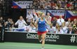 Kateřina Siniaková se raduje v duelu se Sofií Keninovou ve finále Fed Cupu
