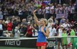 Kateřina Siniaková mává fanouškům po vydřeném vítězství nad Sofií Keninovou, které znamenalo fedcupový triumf