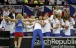Kateřina Siniaková se vrhá na českou lavičku, která už oslavuje fedcupový triumf nad USA