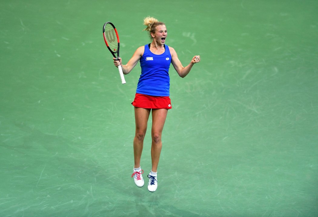 Kateřina Siniaková se raduje po své vydřené výhře nad Sofií Keninovou ve finále Fed Cupu