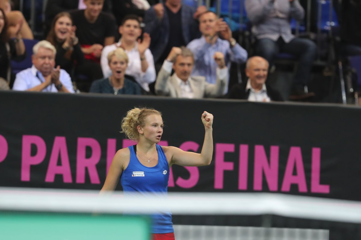 Kateřina Siniaková se hecuje v zápase proti Sofii Keninové ve finále Fed Cupu