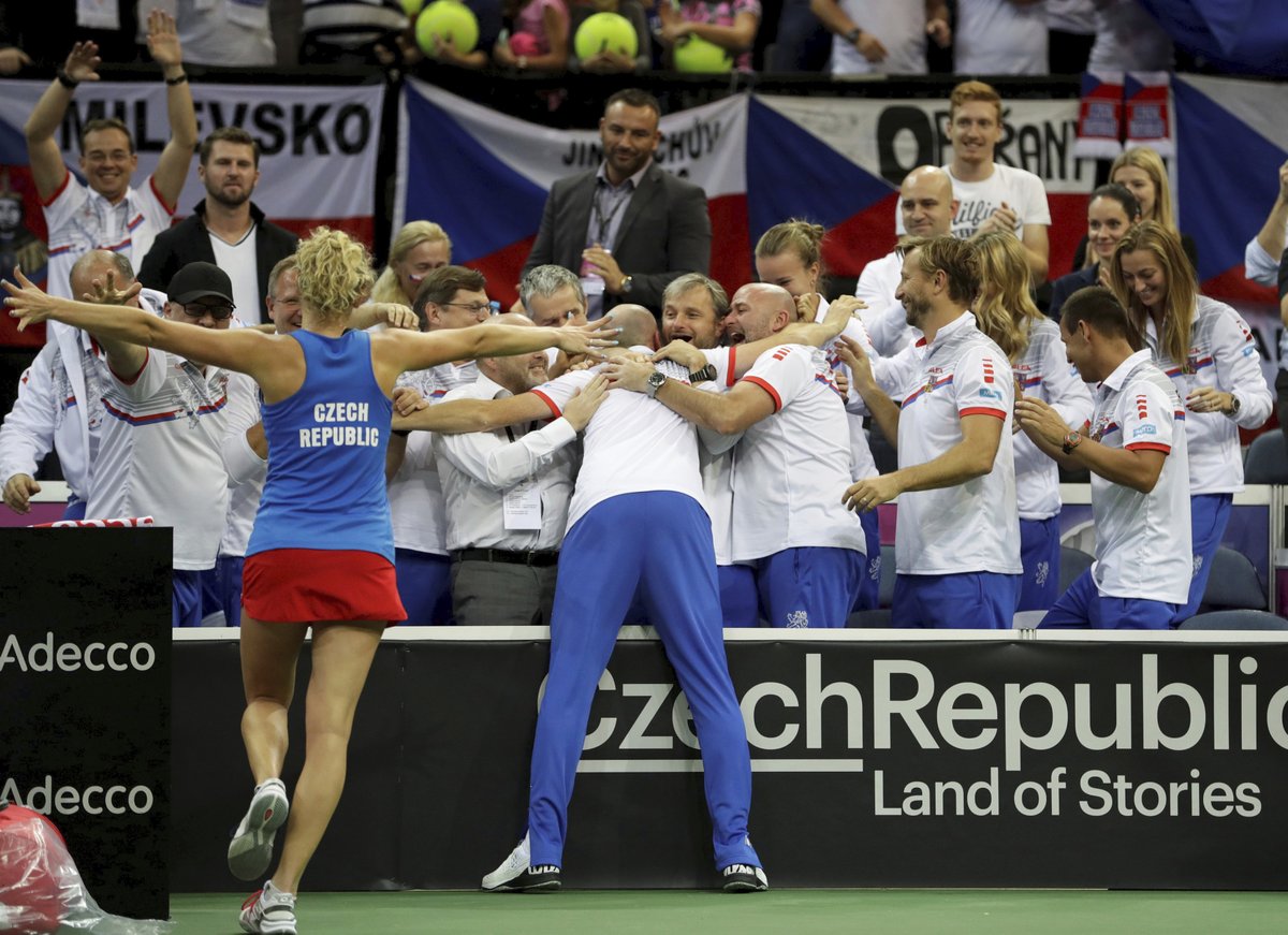 Kateřina Siniaková se vrhá na českou lavičku, která už oslavuje fedcupový triumf nad USA