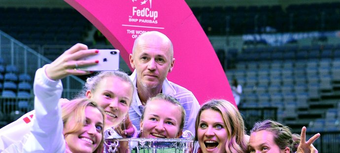 Vítězné selfie v podání Petry Kvitové, Kateřiny Siniakové, Petra Pály, Barbory Krejčíkové, Lucie Šafářové a Barbory Strýcové a Fed Cupu