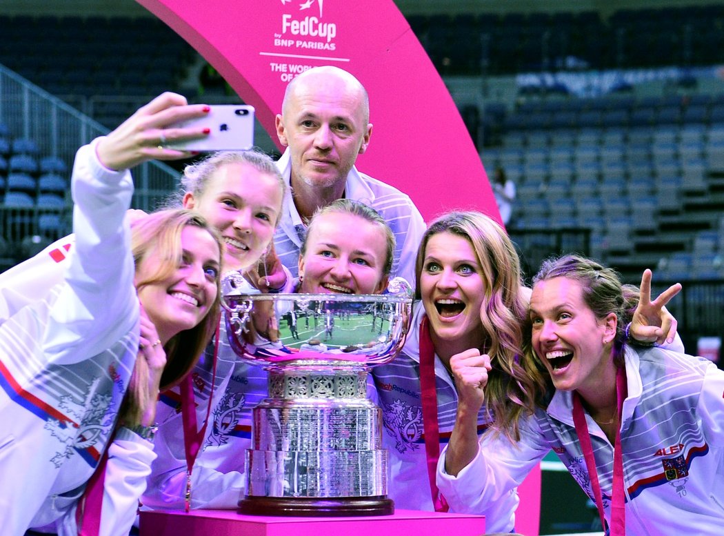 Vítězné selfie v podání Petry Kvitové, Kateřiny Siniakové, Petra Pály, Barbory Krejčíkové, Lucie Šafářové a Barbory Strýcové a Fed Cupu