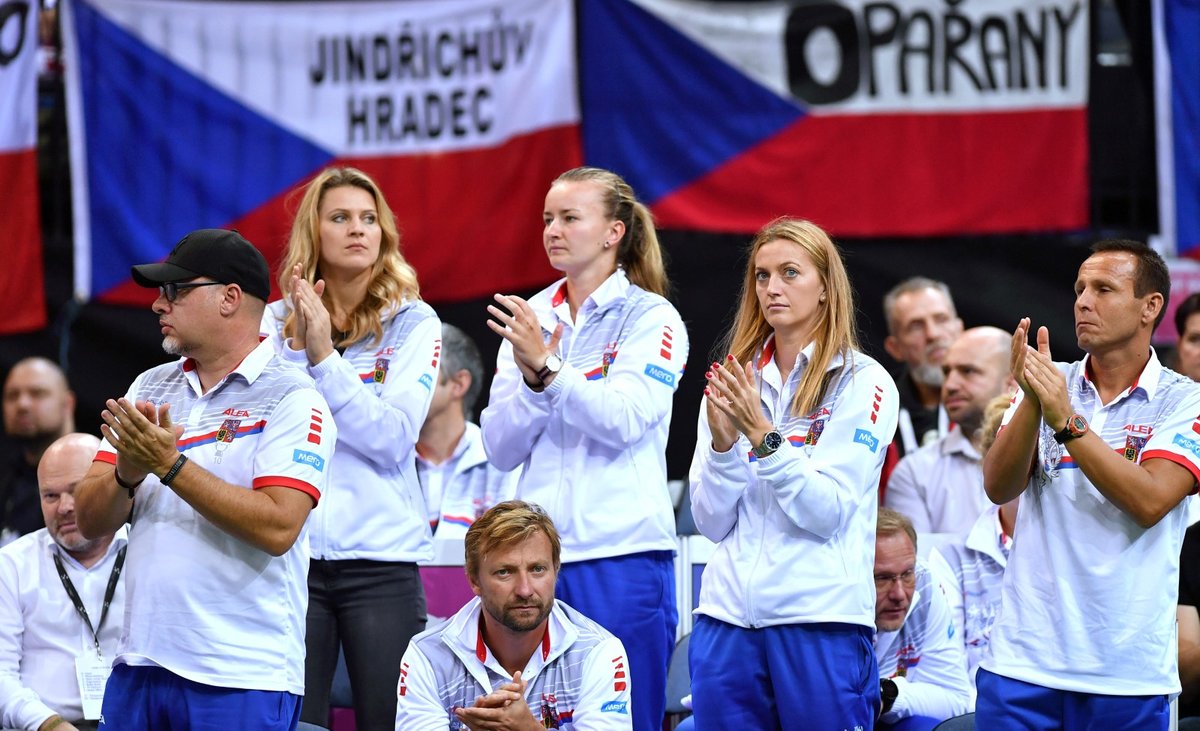 Petra Kvitová a Barbora Krejčíková podporují Barboru Strýcovou v zápase se Sofií Keninovou