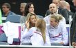 Petra Kvitová s Lucií Šafářovou na lavičce fedcupového týmu, vpravo Kateřina Siniaková