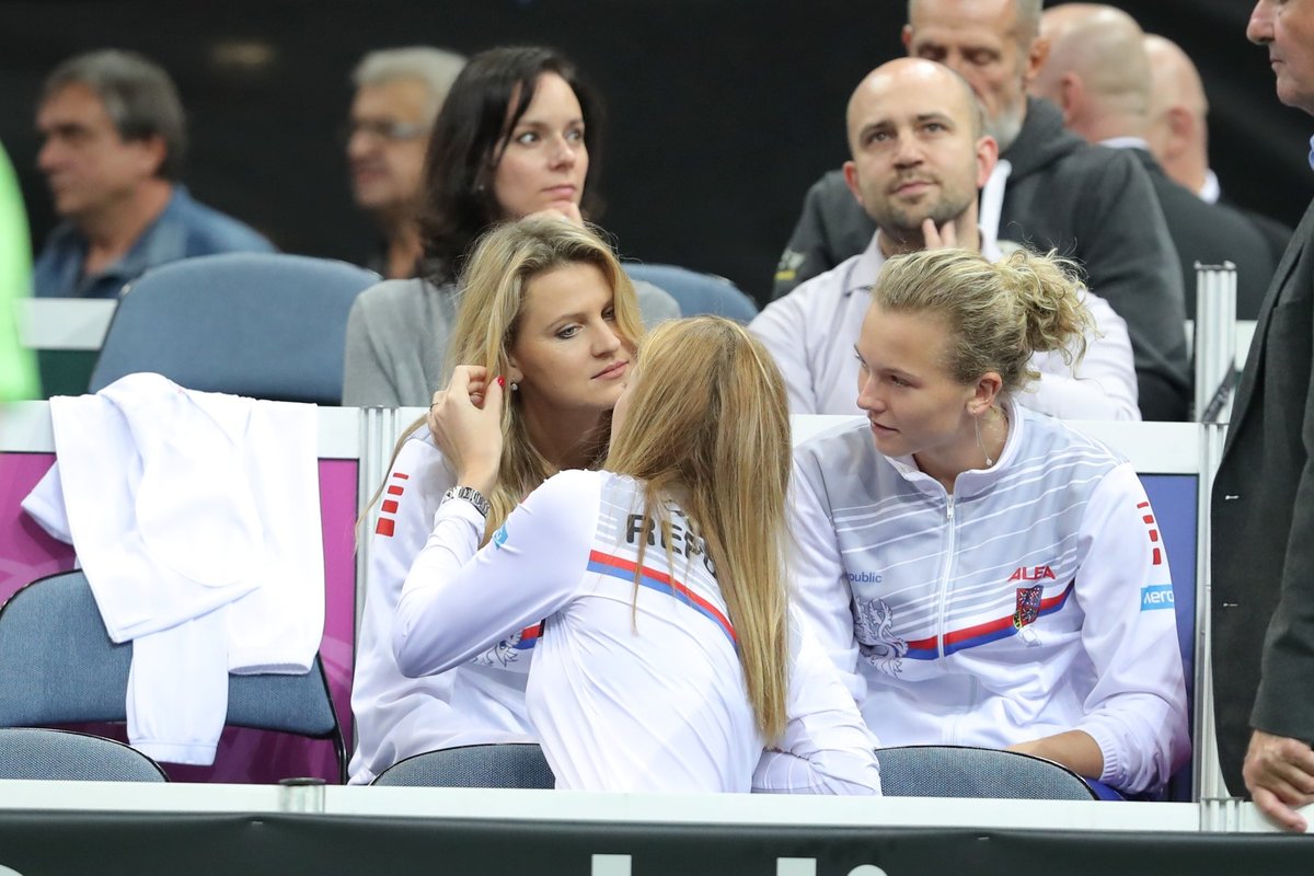 Petra Kvitová s Lucií Šafářovou na lavičce fedcupového týmu, vpravo Kateřina Siniaková