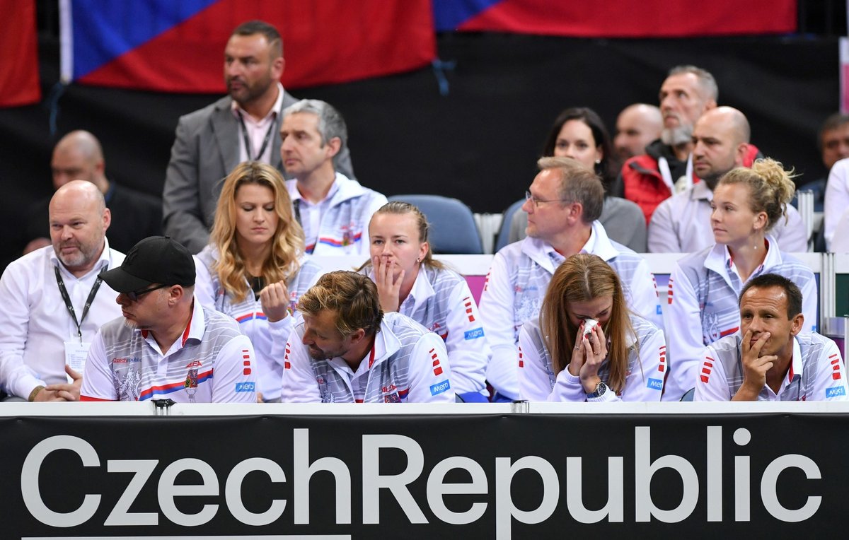 Petra Kvitová smrká na lavičce českého fedcupového týmu