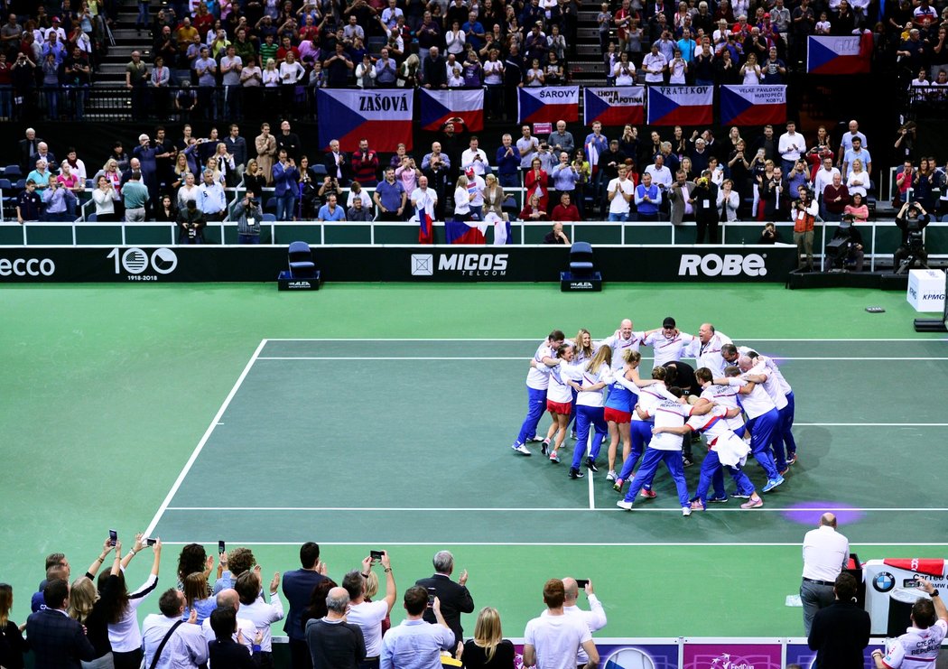 Vítězné kolečko po triumfu českých tenistek ve Fed Cupu