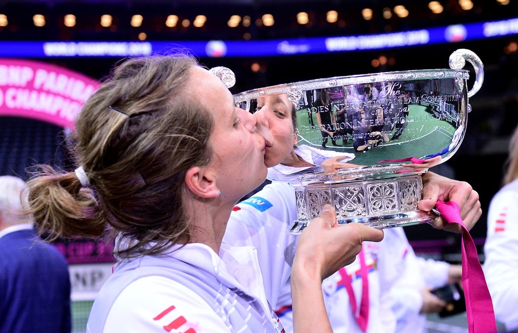 Barbora Strýcová líbá pohár pro vítězky Fed Cupu. Naposledy v kariéře, s reprezentací se finále proti USA definitivně rozloučila...