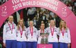 Český fedcupový tým se zlatými medailemi před pohárem: kapitán Petr Pála, Petra Kvitová, Kateřina Siniaková, Barbora Strýcová, Barbora Krejčíková a Lucie Šafářová