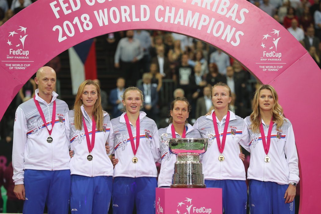 Český fedcupový tým se zlatými medailemi před pohárem: kapitán Petr Pála, Petra Kvitová, Kateřina Siniaková, Barbora Strýcová, Barbora Krejčíková a Lucie Šafářová