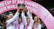 My ten Fed Cup zase vyhráli! Petra Kvitová, Petr Pála, Kateřina Siniaková, Barbora Krejčíková, Barbora Strýcová a Lucie Šafářová zvedají pohár pro vítěze...