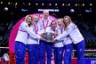 Český fedcupový tým s pohárem pro vítězky po triumfu nad Američankami