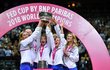 My ten Fed Cup zase vyhráli! Petra Kvitová, Petr Pála, Kateřina Siniaková, Barbora Krejčíková, Barbora Strýcová a Lucie Šafářová zvedají pohár pro vítěze...