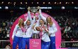 Lucie Šafářová, Barbora Krejčíková, Petr Pála, Kateřina Siniaková, Petra Kvitová a dole Barbora Strýcová pózují s Fed Cupem. Pošesté za posledních osm let...