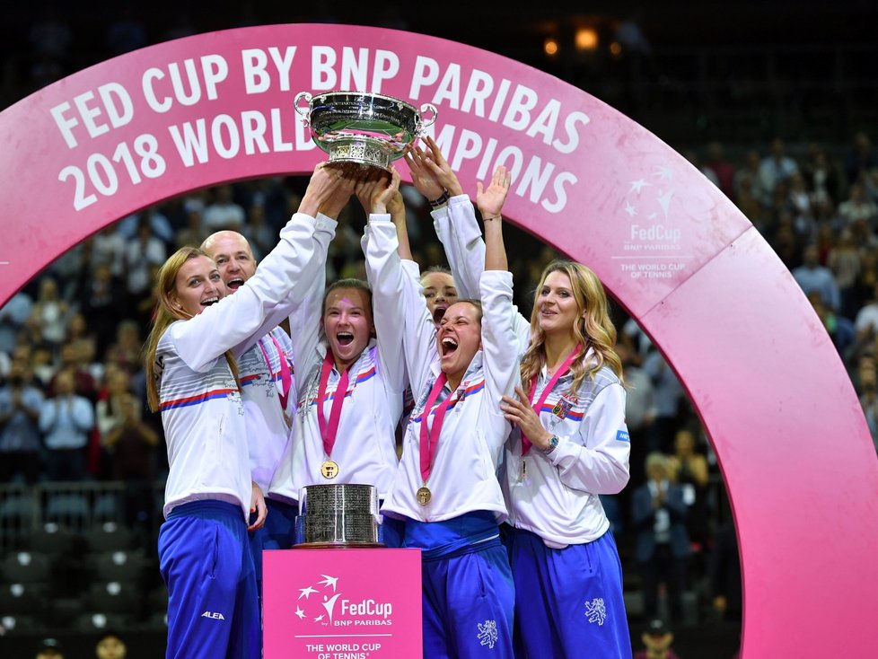 My ten Fed Cup zase vyhráli! Petra Kvitová, Petr Pála, Kateřina Siniaková, Barbora Krejčíková, Barbora Strýcová a Lucie Šafářová zvedají pohár pro vítěze...