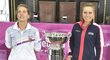 Barbora Strýcová a její americká soupeřka Sofia Keninová pózují po losování finále Fed Cupu