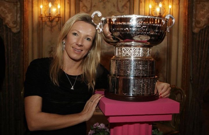 Květa Peschkeová pózuje s pohárem pro vítězky Fed Cupu