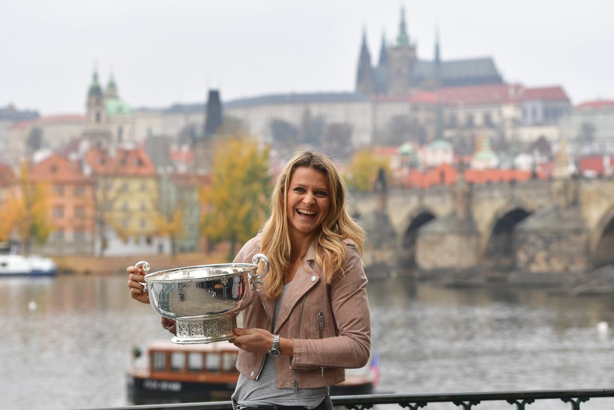 Vysmátá Lucie Šafářová s trofejí pro vítězky Fed Cupu