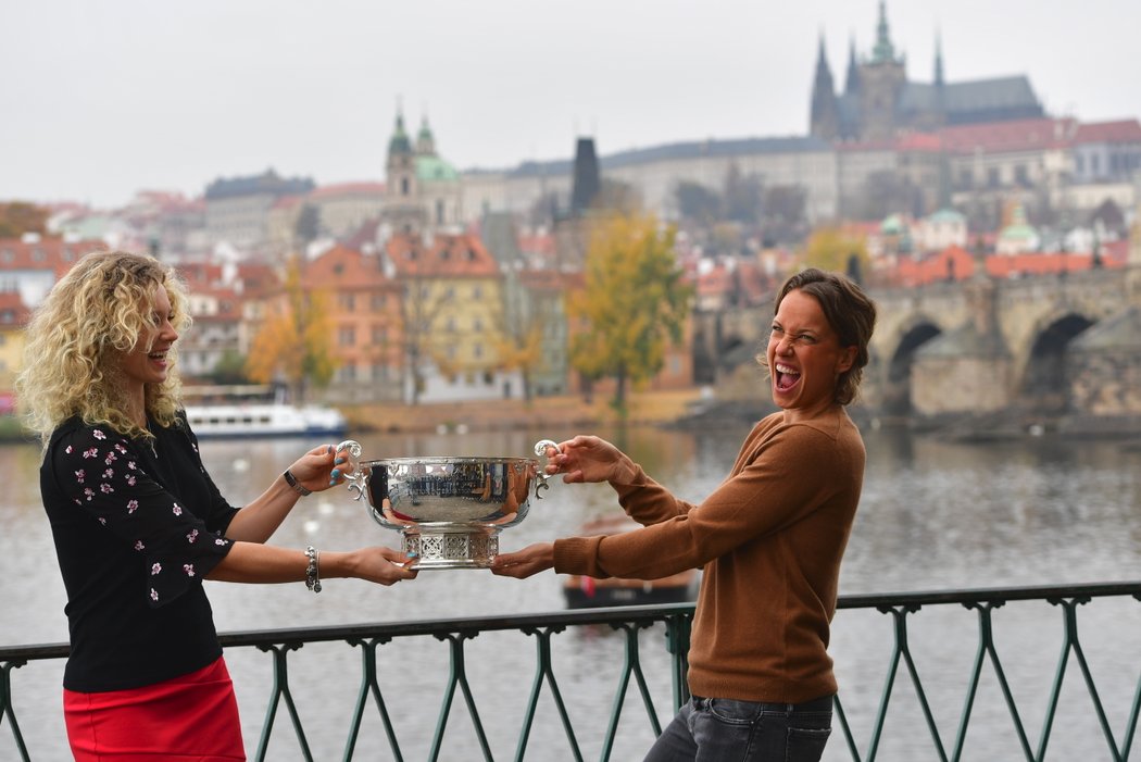 Náš? Můj! Takhle se Barbora Strýcová a Kateřina Siniaková naoko přetahovaly o pohár pro vítězky Fed Cupu