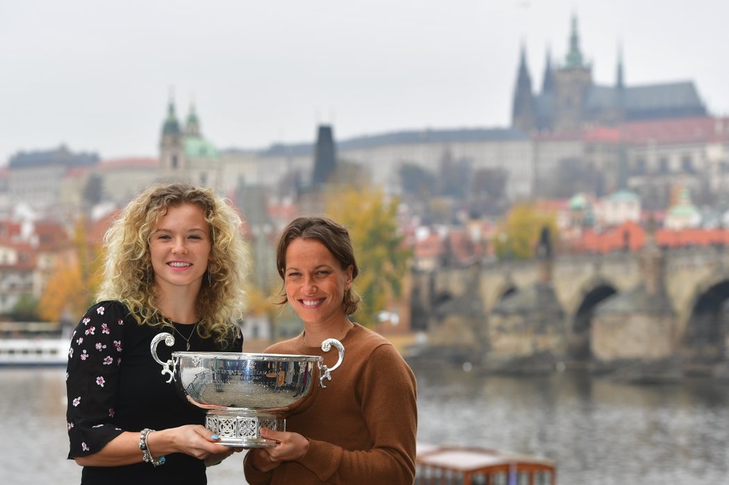 Kateřina Siniaková a Barbora Strýcová pózují s trofejí pro vítězky Fed Cupu