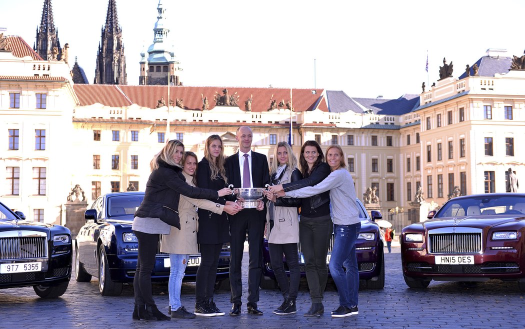 České tenisové hrdinky jeden den poté, co v Praze počtvrté vyhrály Fed Cup