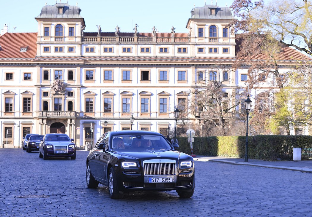 České tenistky přijely na focení na Hrad luxusním Rolls Roycem