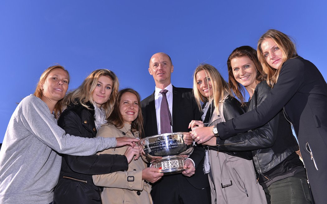 Tihle vyhráli Fed Cup! Český fedcupový tým při focení s vítězným pohárem 