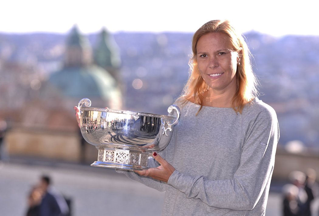 Česká tenistka Lucie Hradecká s trofejí pro vítězku Fed Cupu