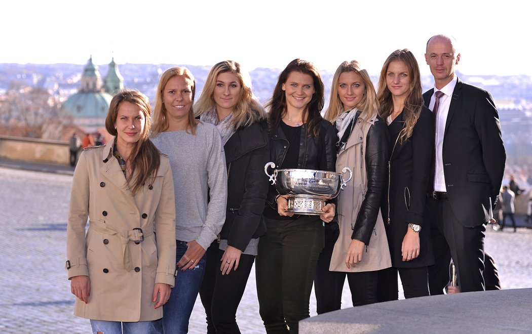 Český fedcupový tým s vítěznou trofejí během focení na Pražském hradě