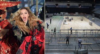 Madonna odjela, nastoupily vrtačky. Jak roste kurt pro finále Fed Cupu