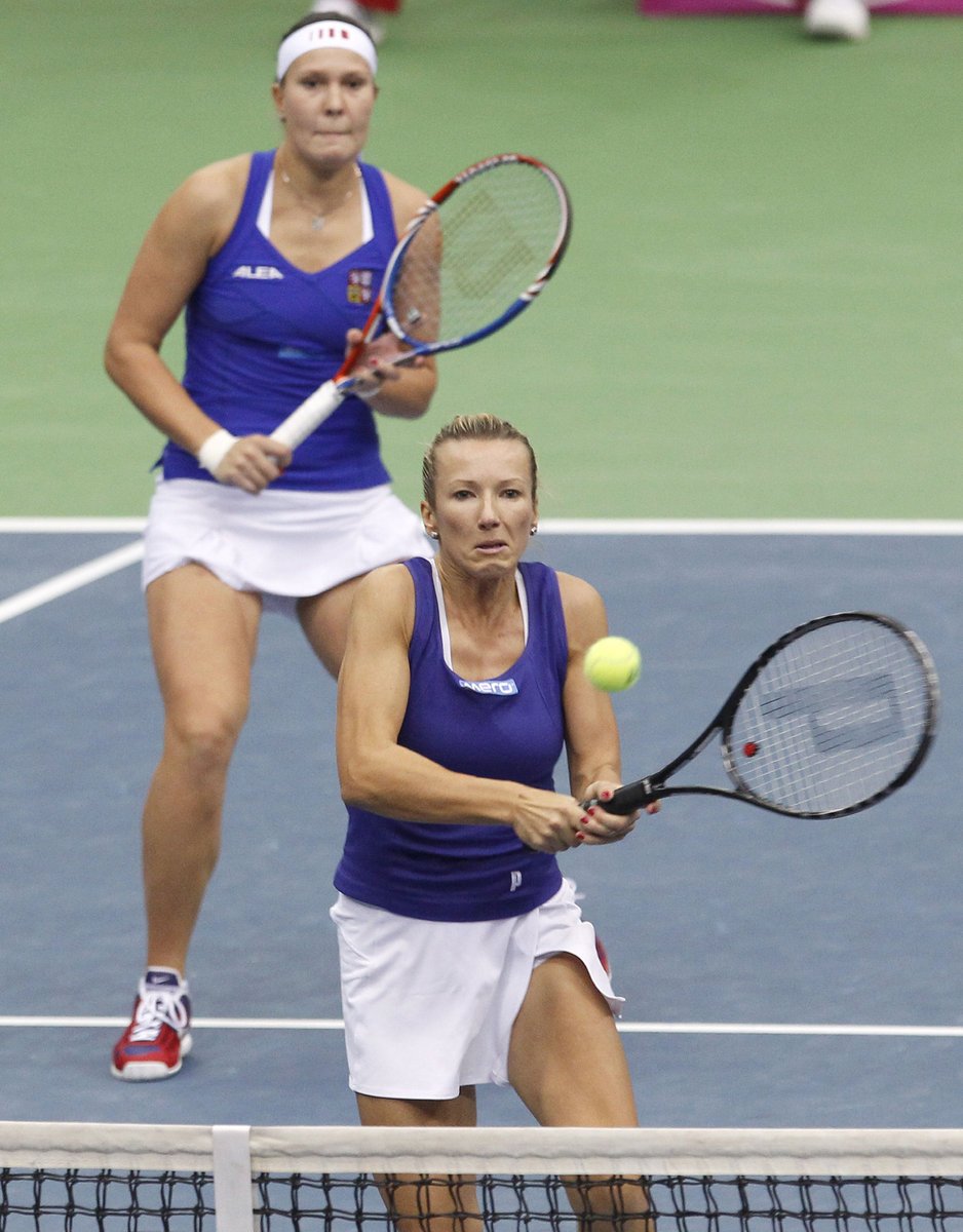 Lucie Hradecká a Květa Peschkeová při Fed Cupové čtyřhře.