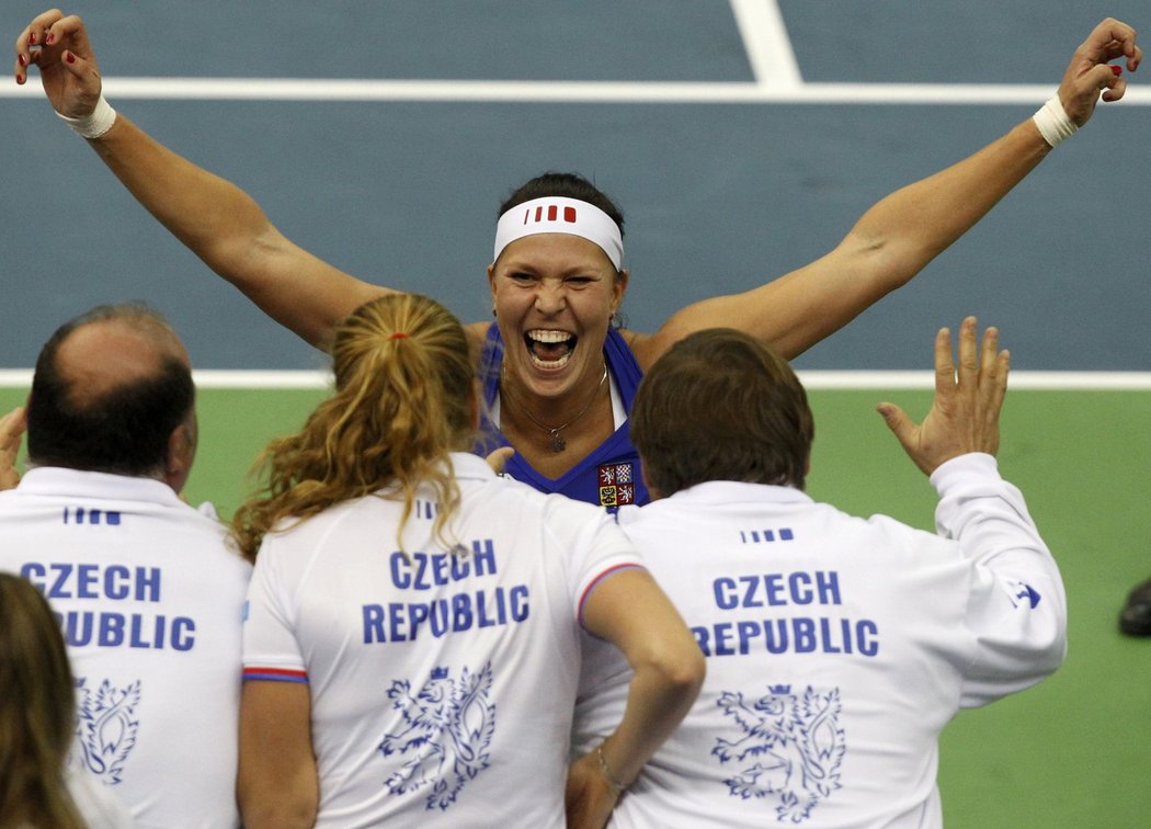 Lucie Hradecká slaví výhru ve Fed Cupu.