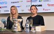 Petra Kvitová s Karolínou Plíškovou po příjezdu z vítězného finále Fed Cupu ve Francii