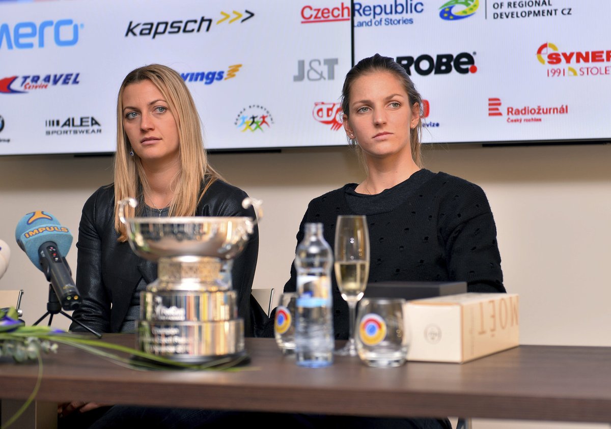 Petra Kvitová s Karolínou Plíškovou po příjezdu z vítězného finále Fed Cupu ve Francii