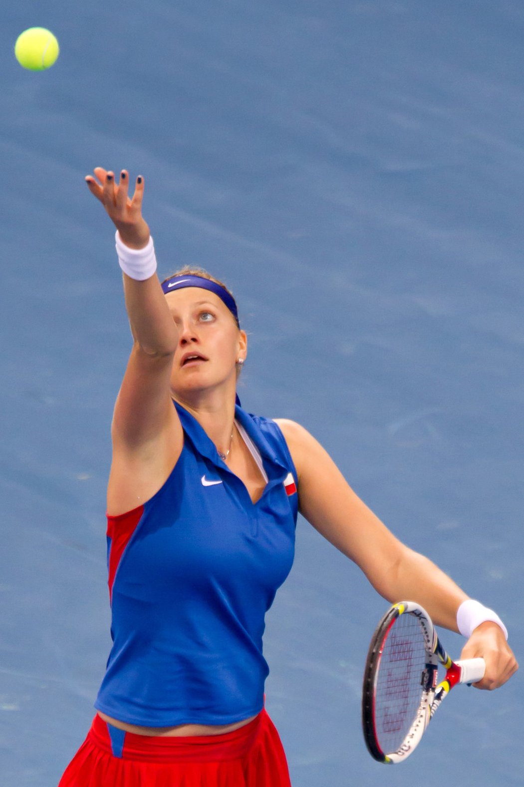 Světová dvojka podává v utkání s Němkou Julií Görgesovou.