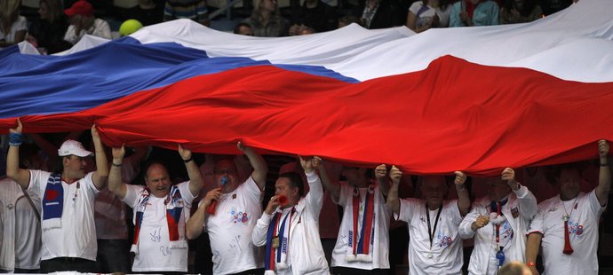 Čeští fanoušci se před zápasem vytasili s obří vlajkou