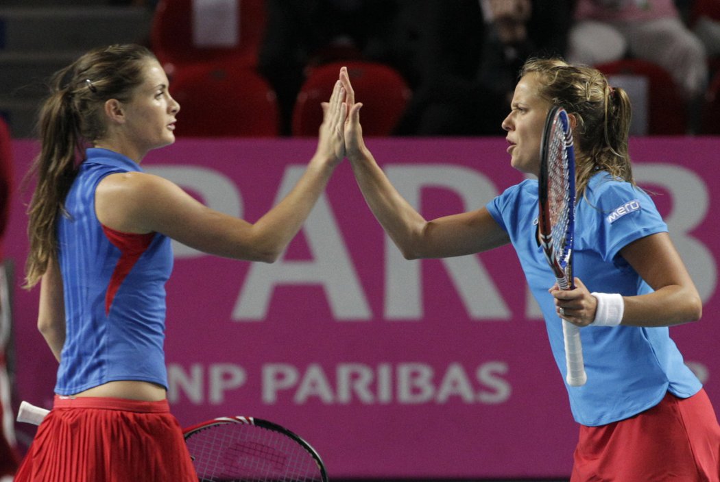 Barbora Záhlavová-Strýcová a Iveta Benešová slaví úspěch v semifinálové čtyřhře