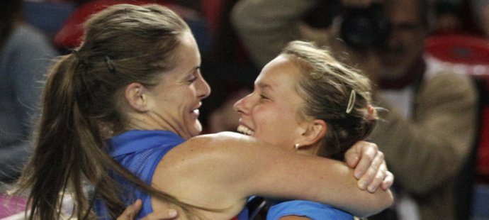 České tenistky Barbora Záhlavová-Strýcová a Iveta Benešová získaly ve Stuttgartu první letošní titul ve čtyřhře. 