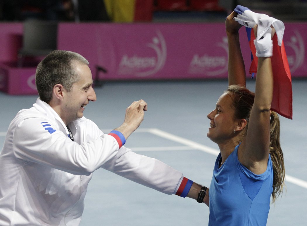 Radost českého týmu po výhře v semifinále Fed Cupu s Belgií