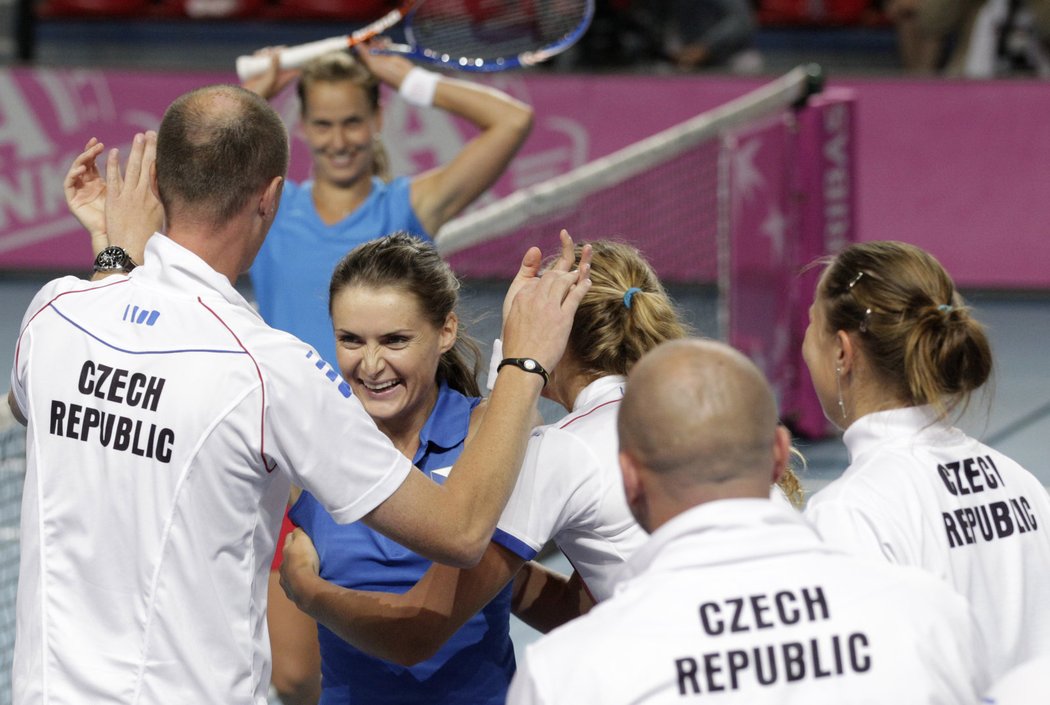 Radost českého týmu po výhře v semifinále Fed Cupu s Belgií