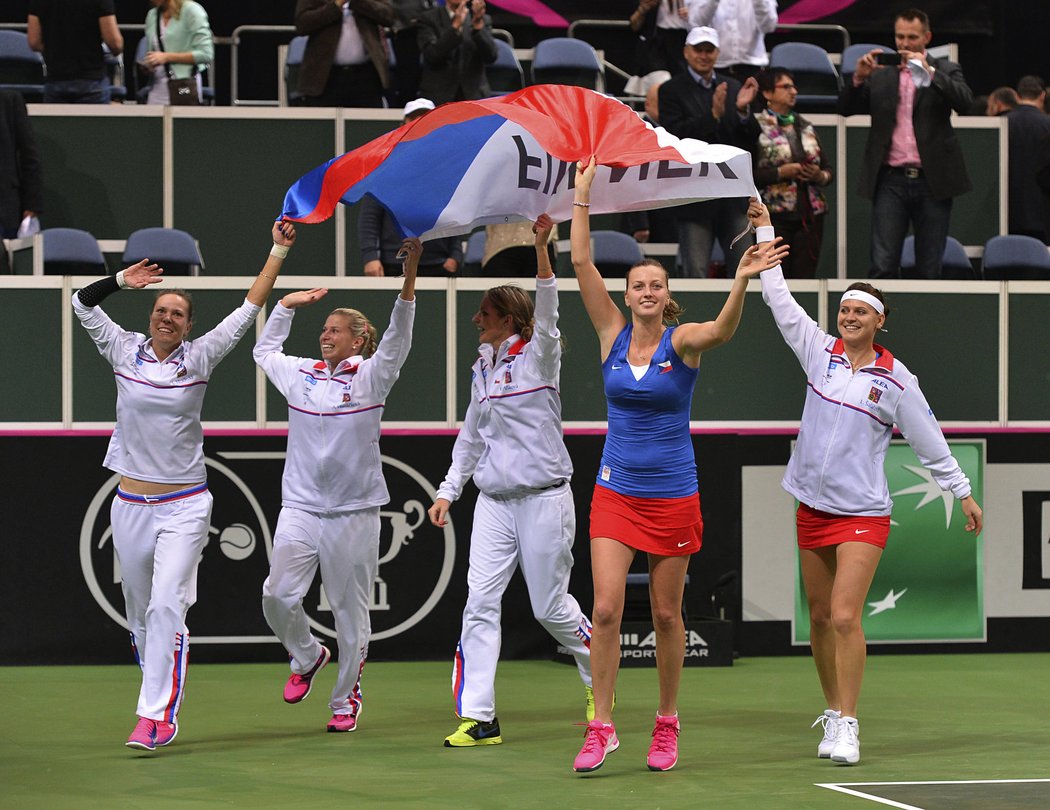 České tenistky (zleva) Lucie Hradecká, Andrea Hlaváčková, Karolína Plíšková, Petra Kvitová a Lucie Šafářová slaví fedcupový triumf v roce 2014